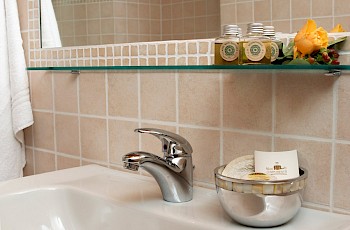 Albergo Orologio - Camere - bagno.jpg
